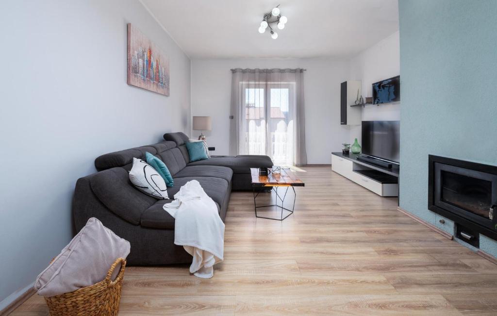 Televízia a/alebo spoločenská miestnosť v ubytovaní Cozy Apartment In Rabac With Wifi