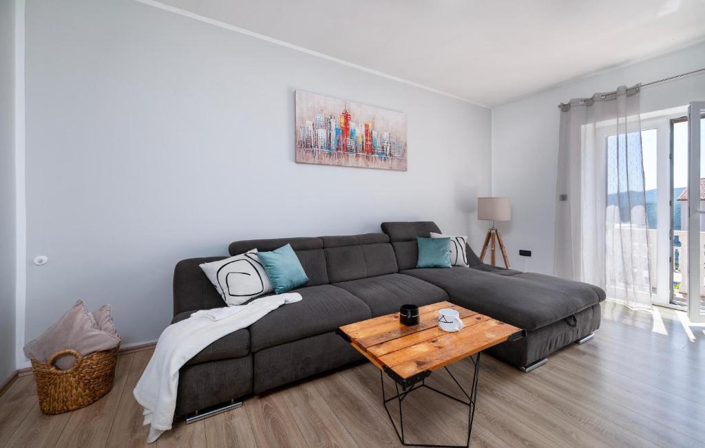 Posedenie v ubytovaní Cozy Apartment In Rabac With Wifi