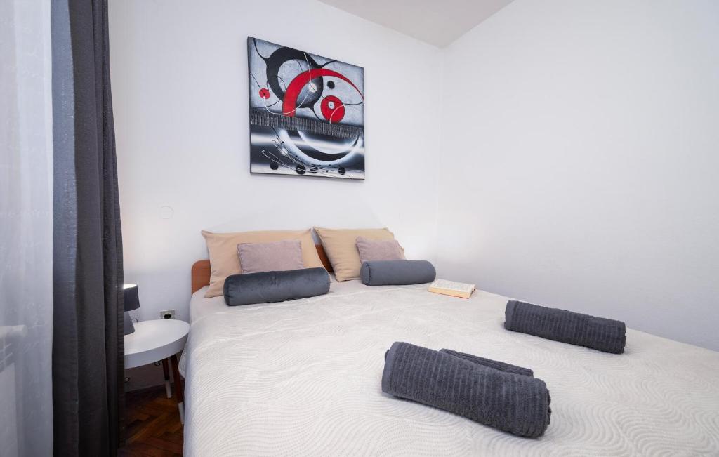 Posteľ alebo postele v izbe v ubytovaní Cozy Apartment In Rabac With Wifi