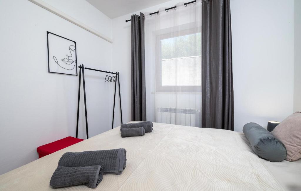Posteľ alebo postele v izbe v ubytovaní Cozy Apartment In Rabac With Wifi
