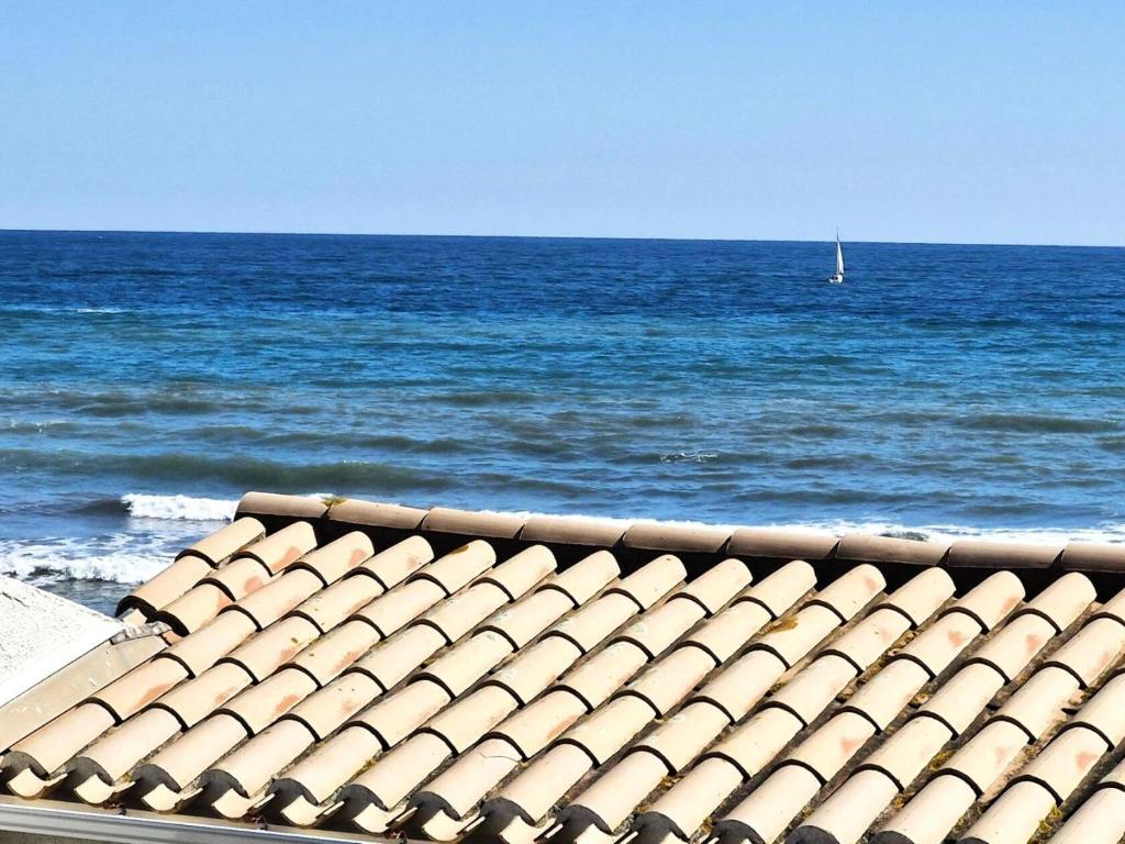 le toit d'une maison au bord de l'océan dans l'établissement Résidence L'escale - STUDIO 4 PERSONNES LE BARCARES. Réf: 8ESC_207 MAE-9473, au Barcarès