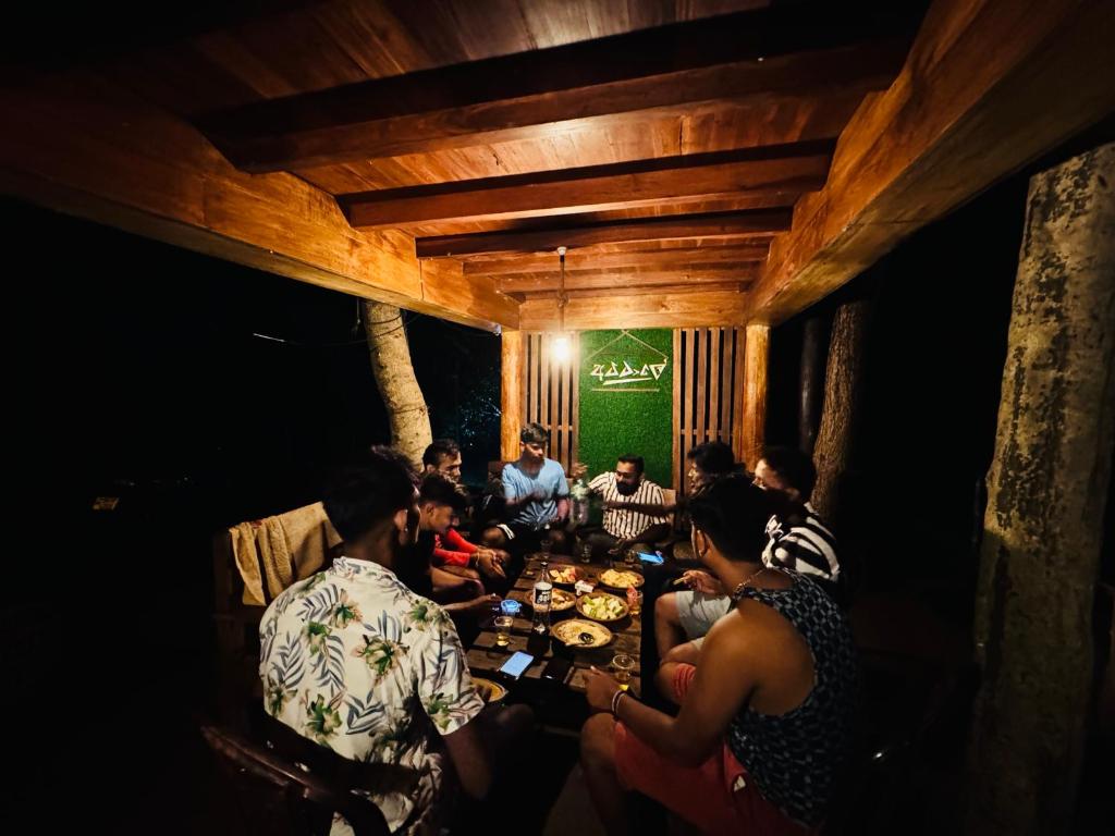 un gruppo di persone seduti intorno a un tavolo in una stanza di Attale eco resort a Nikawatawana