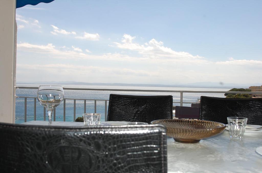 ロザスにあるGlobal Immo 4063 Xavi IIの海の景色を望むテーブル(ワイングラス付)