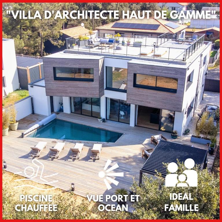 une couverture magazine d'une maison avec piscine dans l'établissement 