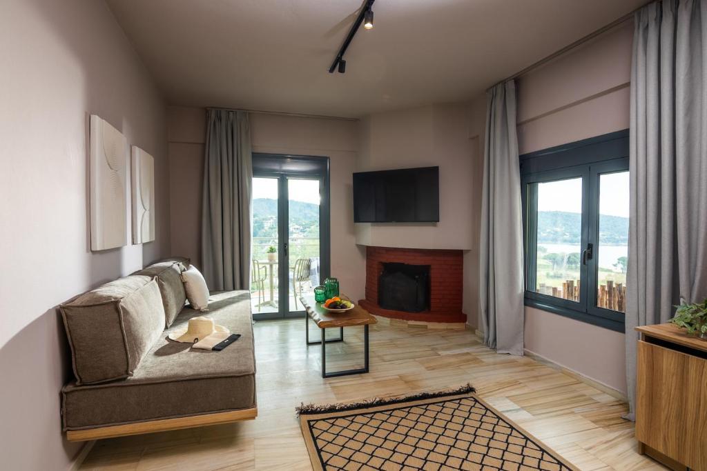 TV a/nebo společenská místnost v ubytování Petra Nera Skiathos, Philian Hotels & Resorts