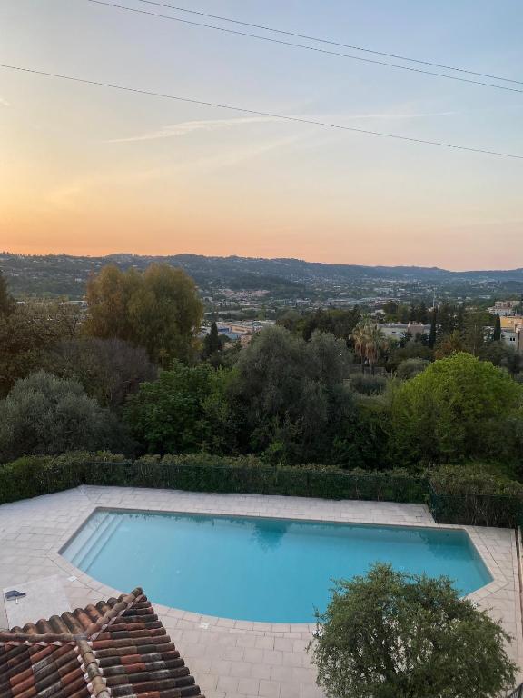 une piscine sur le toit d'une maison dans l'établissement Superbe Appartement avec Piscine - Grasse, à Grasse