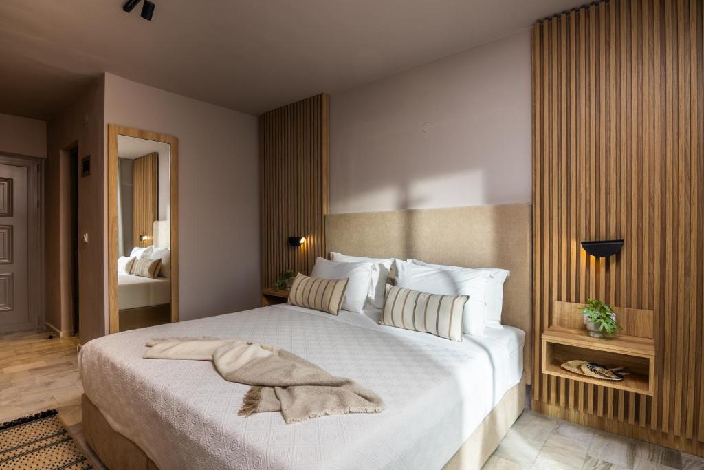 Postel nebo postele na pokoji v ubytování Petra Nera Skiathos, Philian Hotels & Resorts