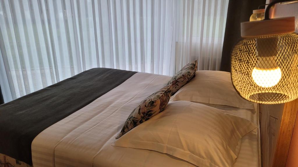 Postel nebo postele na pokoji v ubytování Logis Hotel La Croix du Sud