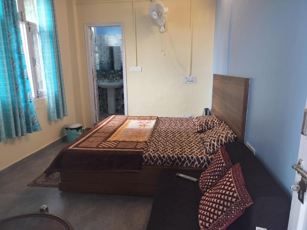 Posezení v ubytování Tree Valley Homestay Chail