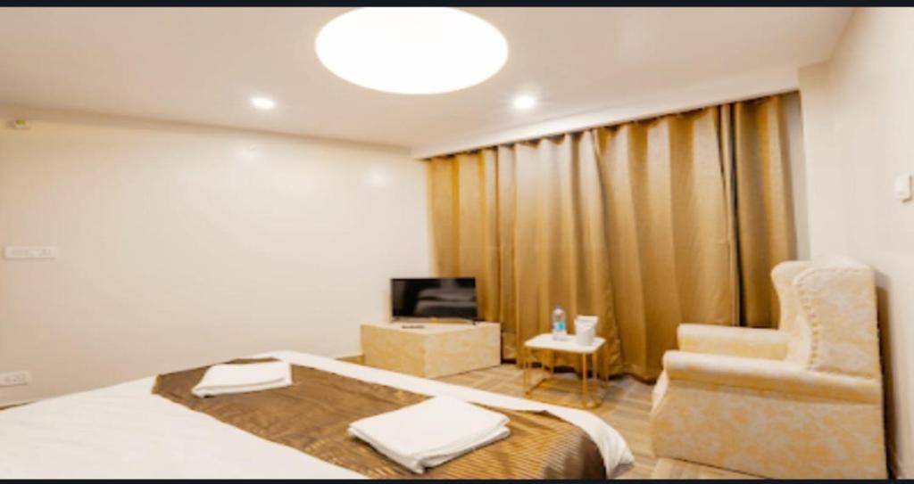 Postel nebo postele na pokoji v ubytování Hotel EL DE Olive Aero Suites Near IGI Airport