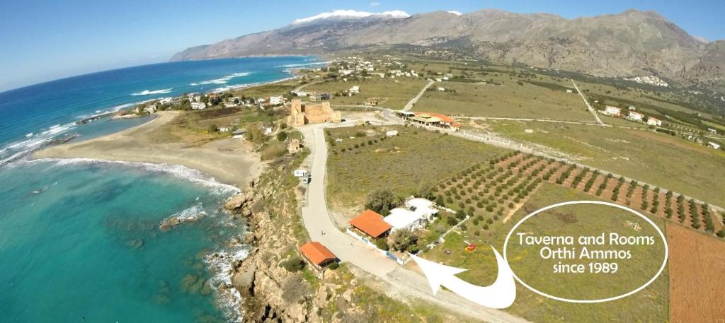 una vista aérea de una pequeña isla en el océano en Orthi Ammos, en Frangokastello