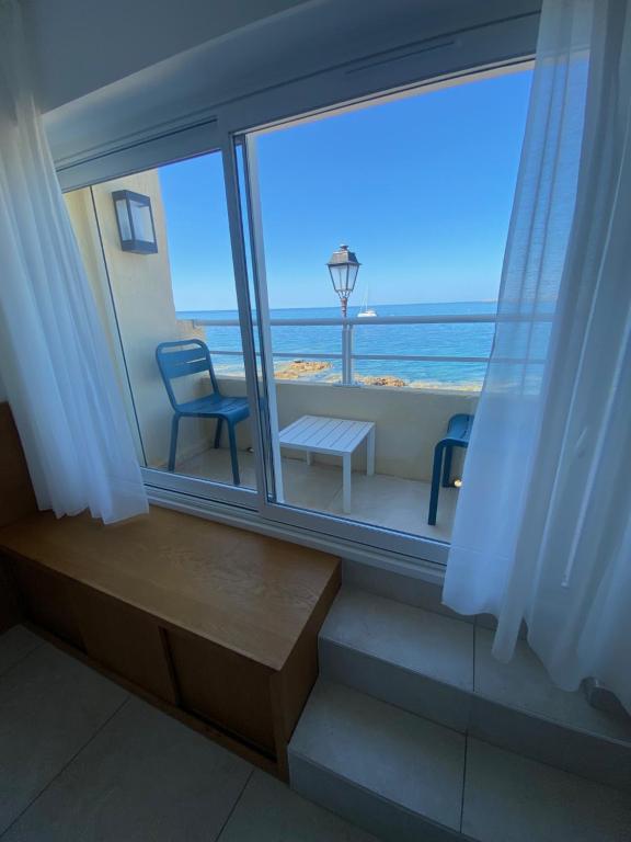Nespecifikovaný výhled na moře nebo výhled na moře při pohledu z hotelu