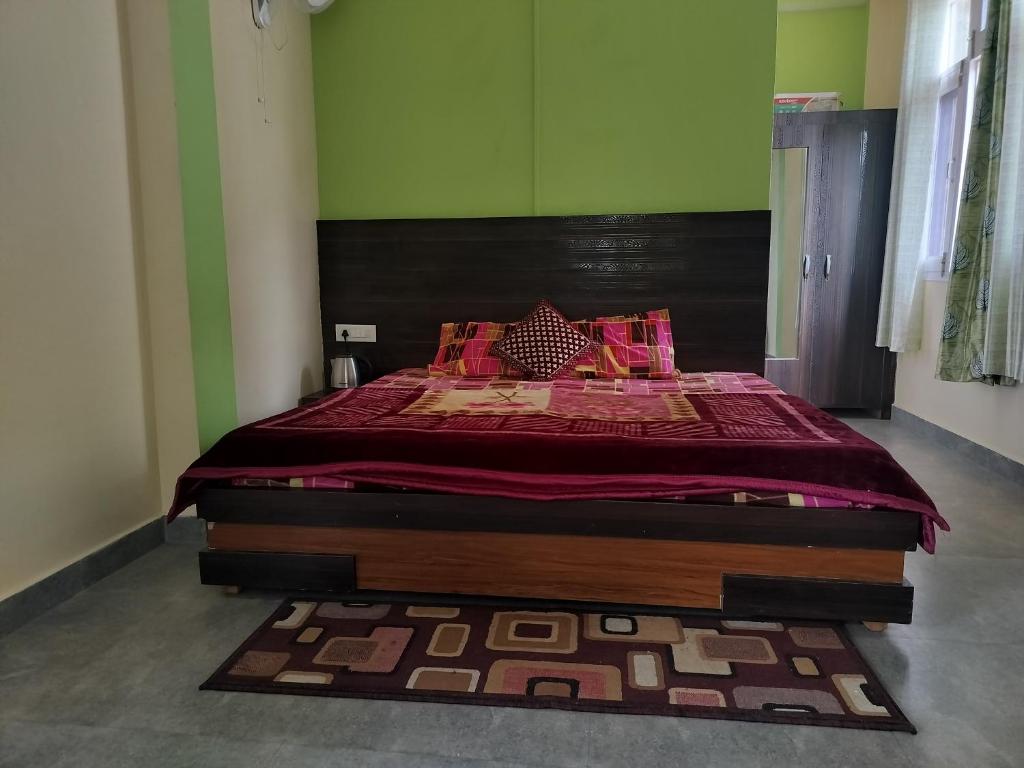 Postel nebo postele na pokoji v ubytování Tree Valley Homestay Chail