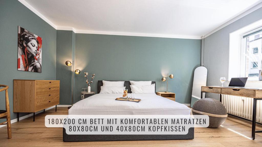 a bedroom with a bed and a desk at have-a-nice-Stay - nahe Bahnhof Ahrensburg - 20 Minuten nach Hamburg - trotzdem ruhig gelegen - 6 Minuten zu Fuß ins Zentrum Ahrensburg - modern eingerichtet in Ahrensburg