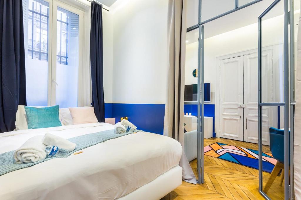 une chambre avec un lit avec des serviettes dessus dans l'établissement Moderne apartment - 1BR 4P - AC - Champs-Élysées, à Paris