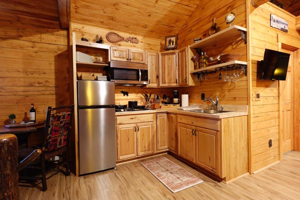 Moose-AKa's Cabins - One-Bedroom Chalet