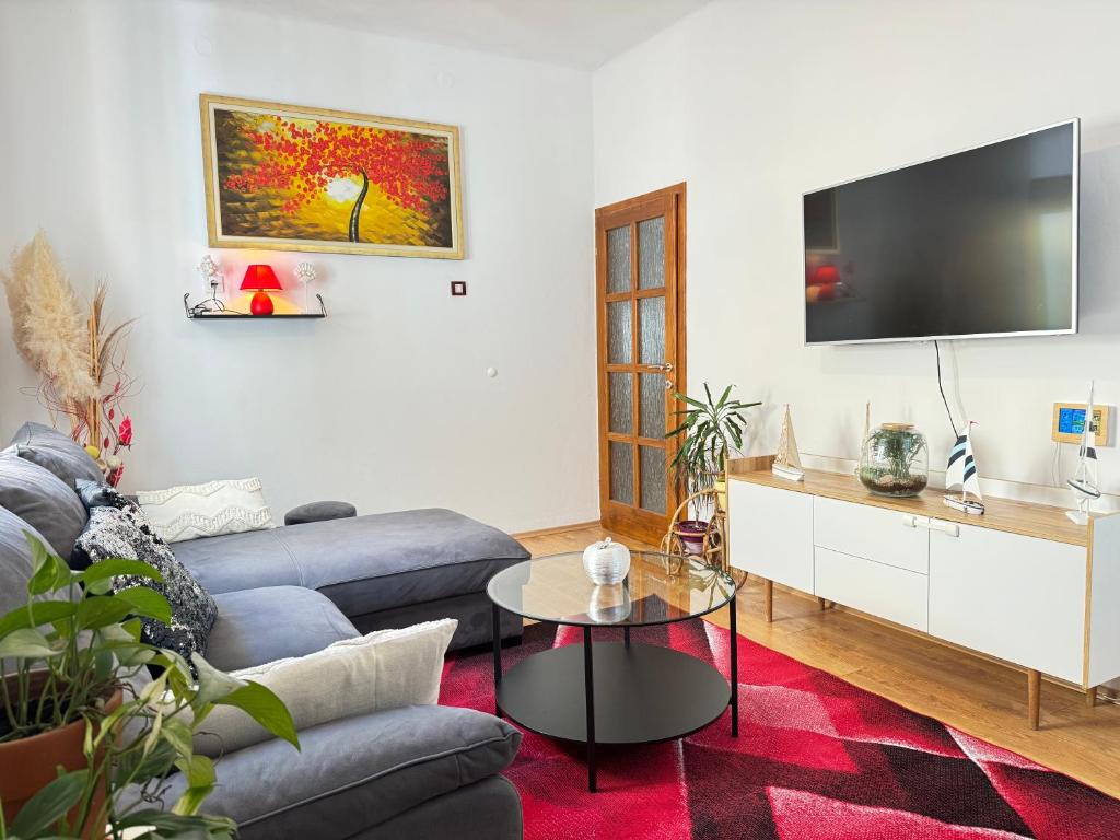 Televízia a/alebo spoločenská miestnosť v ubytovaní Holiday Home Lungo Mare