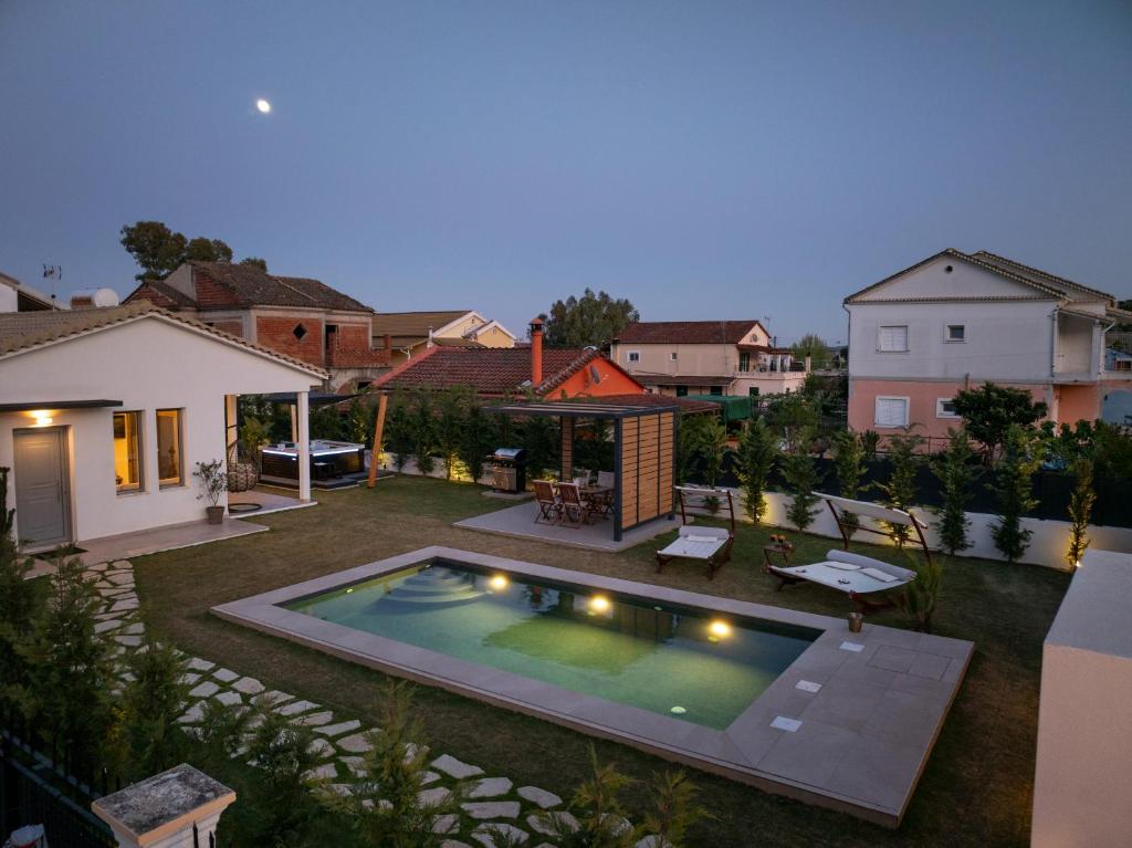 Bazén v ubytování Rustic Charm Villa nebo v jeho okolí
