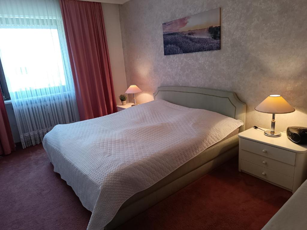 Postel nebo postele na pokoji v ubytování Zimmer mit Sonnenaufgang, Kühlschrank, Ventilator und ruhiger Innenhof Obergeschoss bei Koberstein