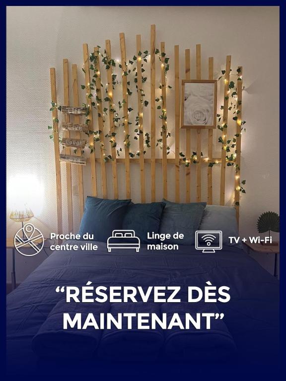 - un lit avec une tête de lit en bois éclairée dans l'établissement Le Vincent I Proche de la gare, à Orléans