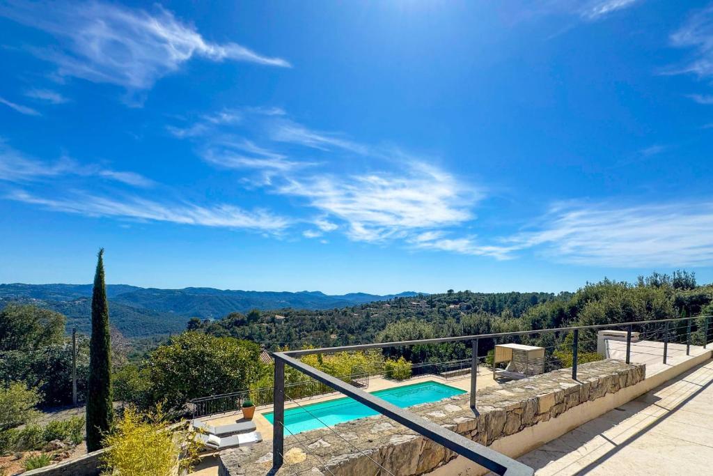 une maison avec une piscine et un balcon dans l'établissement Modern villa 8p pool & mountain view, à Montauroux