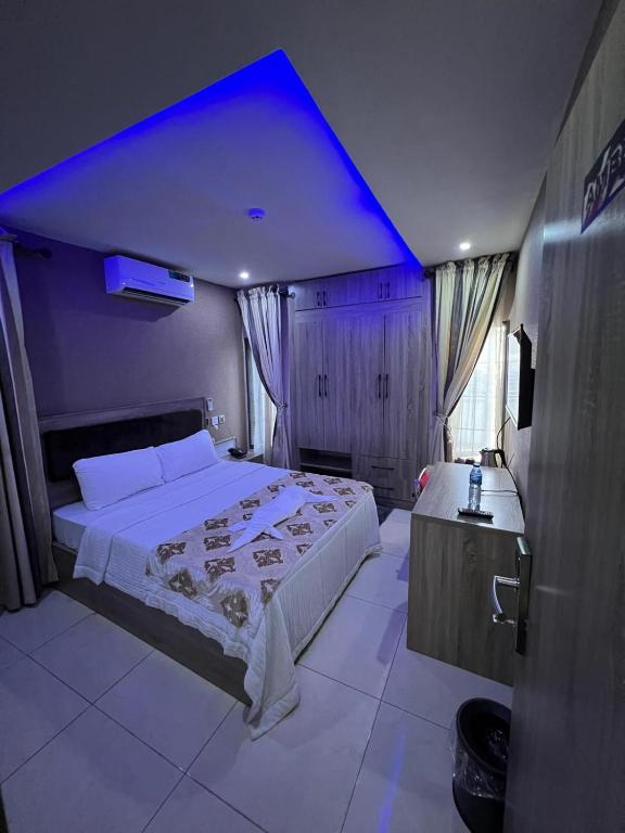 Postel nebo postele na pokoji v ubytování Macdestly Apartment