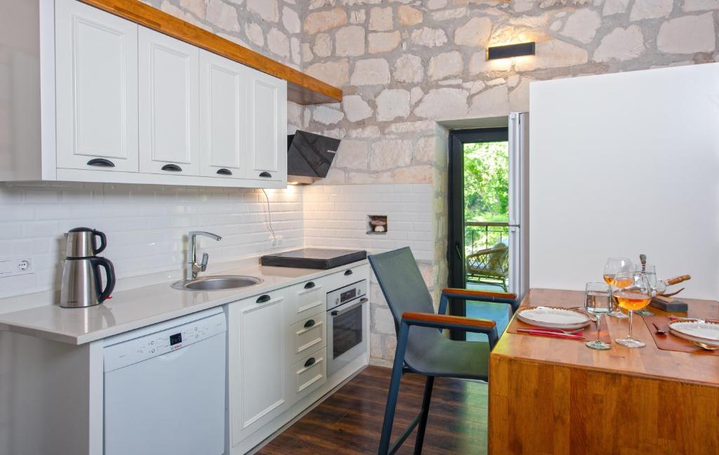 Kuchyň nebo kuchyňský kout v ubytování Yusalis Garden Hotel