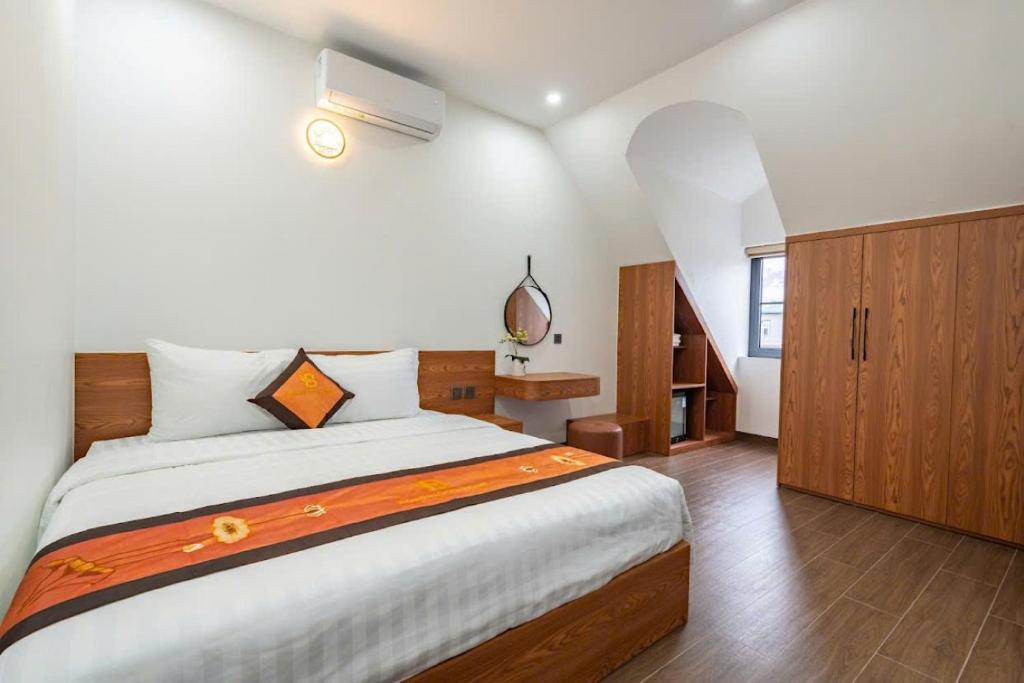 Un dormitorio con una cama grande en una habitación. en Agarwood Hotel, en Ha Long