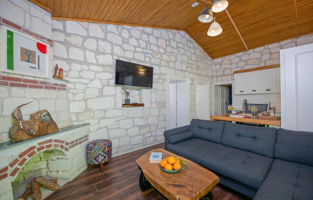 TV a/nebo společenská místnost v ubytování Yusalis Garden Hotel
