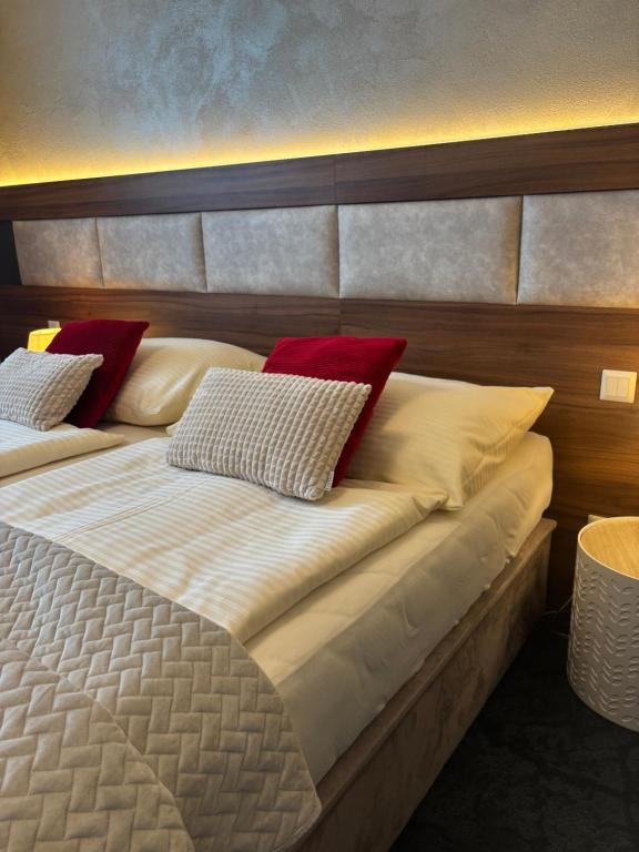 Postel nebo postele na pokoji v ubytování Hotel Garni Expo