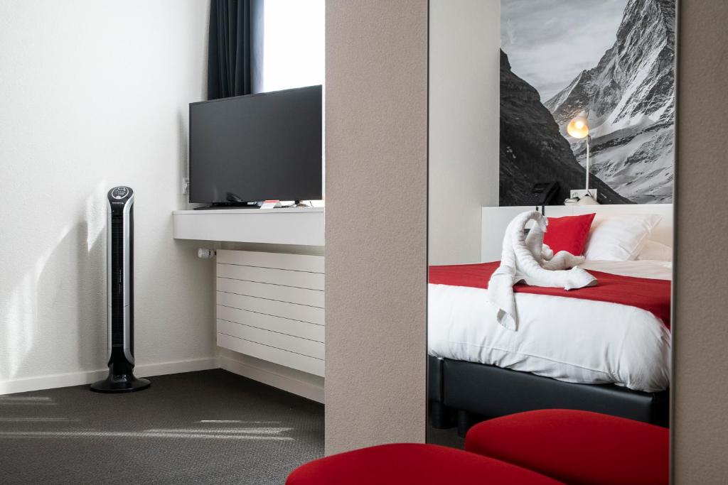 TV a/nebo společenská místnost v ubytování Home Swiss Hotel