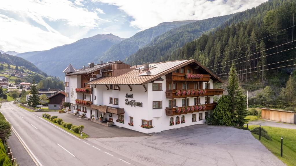Nespecifikovaný výhled na hory nebo výhled na hory při pohledu z hotelu