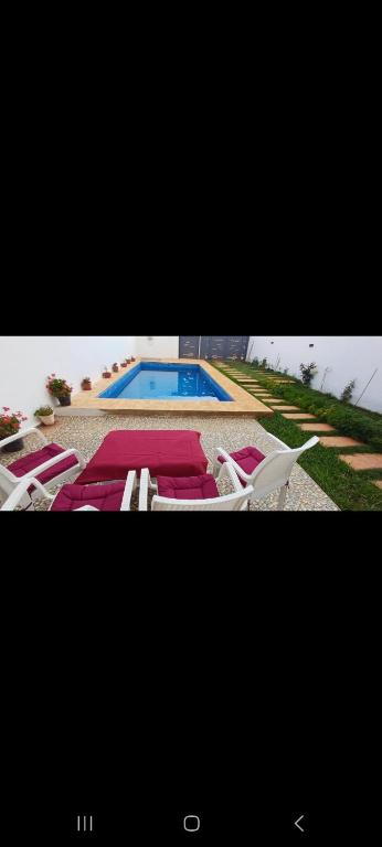 due foto di una piscina con sedie e una piscina di فيلا فاخرة a Imouzzer Kandar