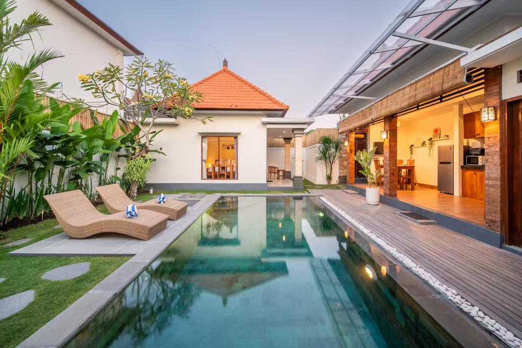 ein Bild eines Swimmingpools in einer Villa in der Unterkunft Stylish 3 BR Villa Near Canggu in Canggu