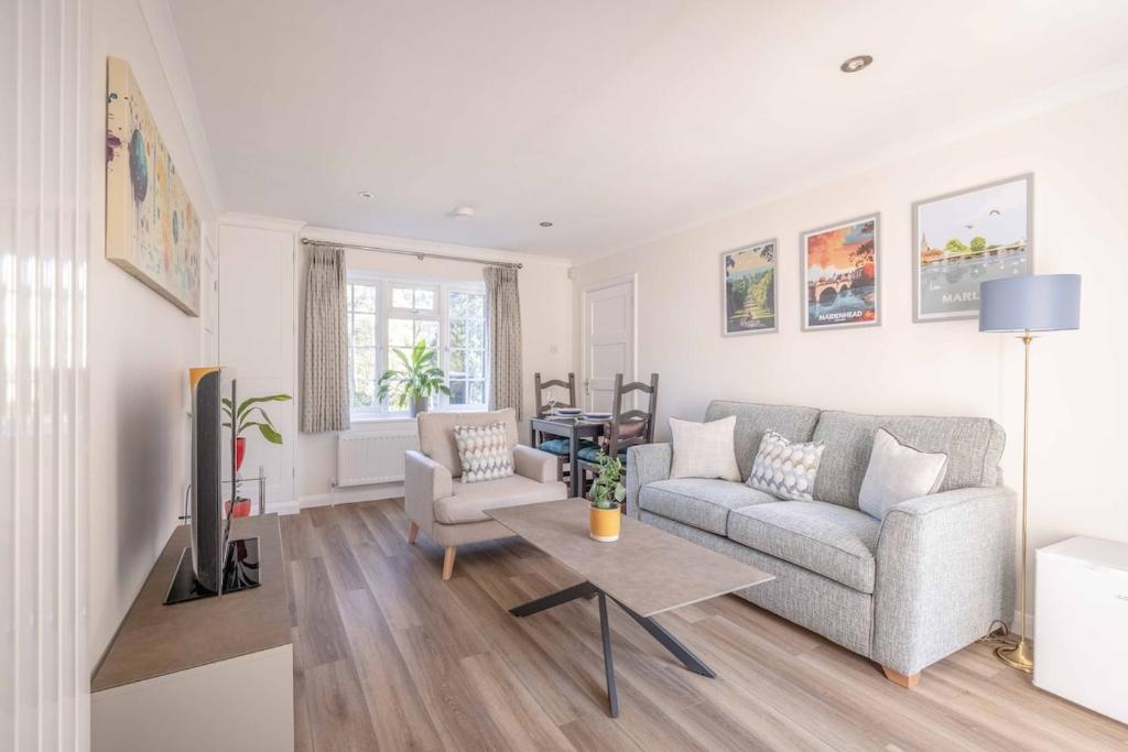 a living room with a couch and a table at Stylish 1 Bedroom Retreat in Maidenhead in Maidenhead