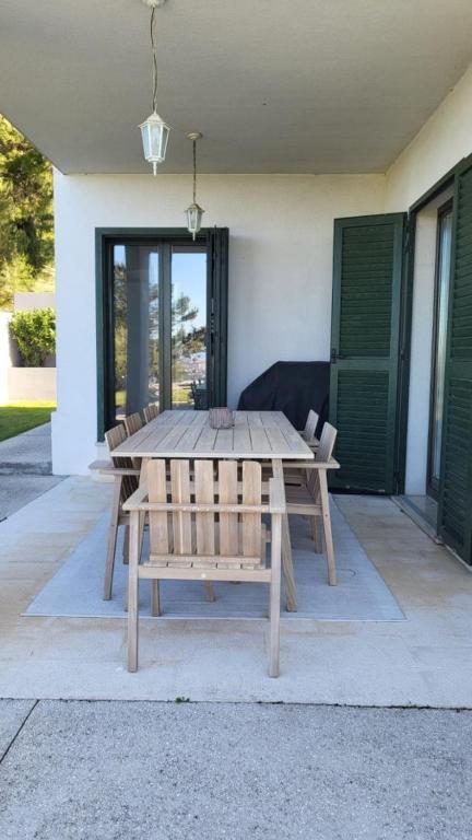 Balkón alebo terasa v ubytovaní Holiday house in Split with sea view, terrace, air conditioning, WiFi 4937-1