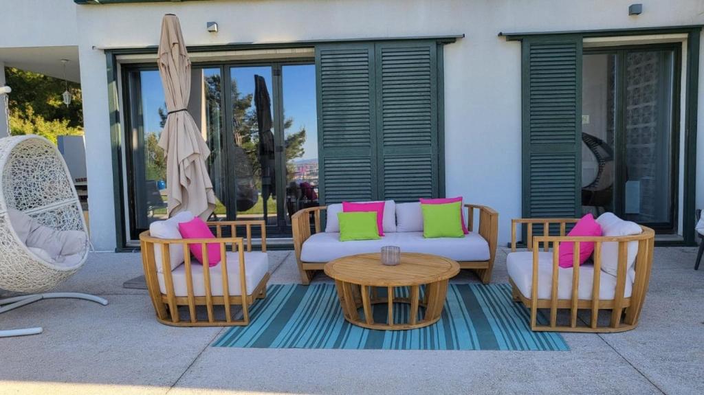 Posedenie v ubytovaní Holiday house in Split with sea view, terrace, air conditioning, WiFi 4937-1