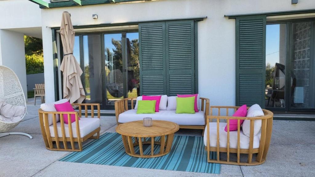 Posedenie v ubytovaní Holiday house in Split with sea view, terrace, air conditioning, WiFi 4937-1