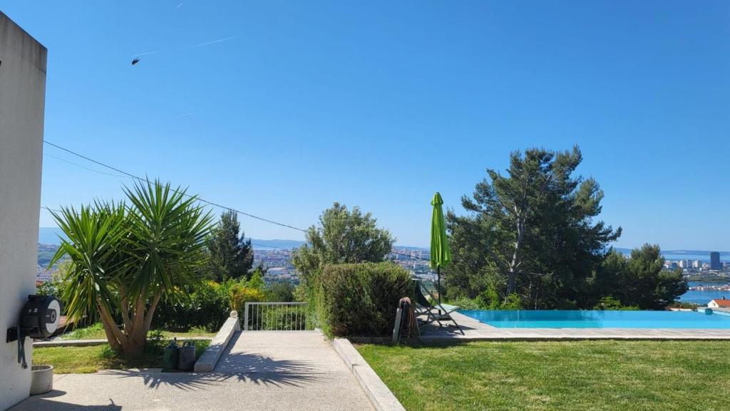 Bazén v ubytovaní Holiday house in Split with sea view, terrace, air conditioning, WiFi 4937-1 alebo v jeho blízkosti