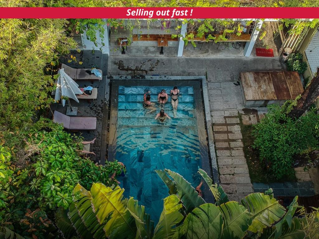 Bazén v ubytování 9Station Hostel & Bar Phu Quoc nebo v jeho okolí