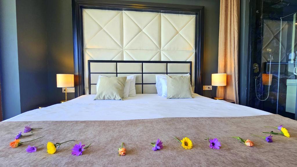 Postel nebo postele na pokoji v ubytování Royalis Suites Budva