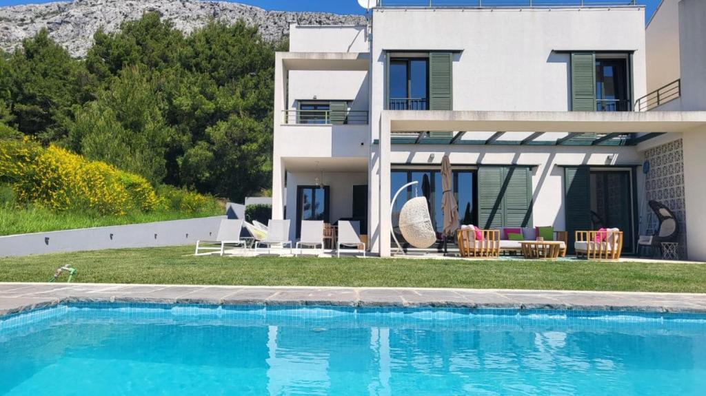 Bazén v ubytovaní Holiday house in Split with sea view, terrace, air conditioning, WiFi 4937-1 alebo v jeho blízkosti