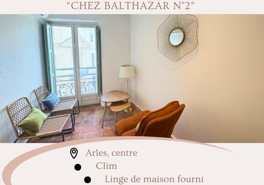 - un salon avec des chaises et un miroir dans l'établissement Chez Balthazar n2 Arles centre, à Arles
