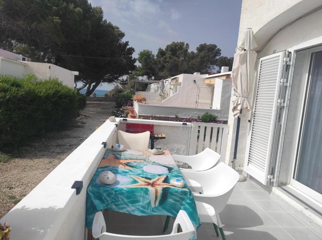 Balkón alebo terasa v ubytovaní Mi morena cala llobeta 35