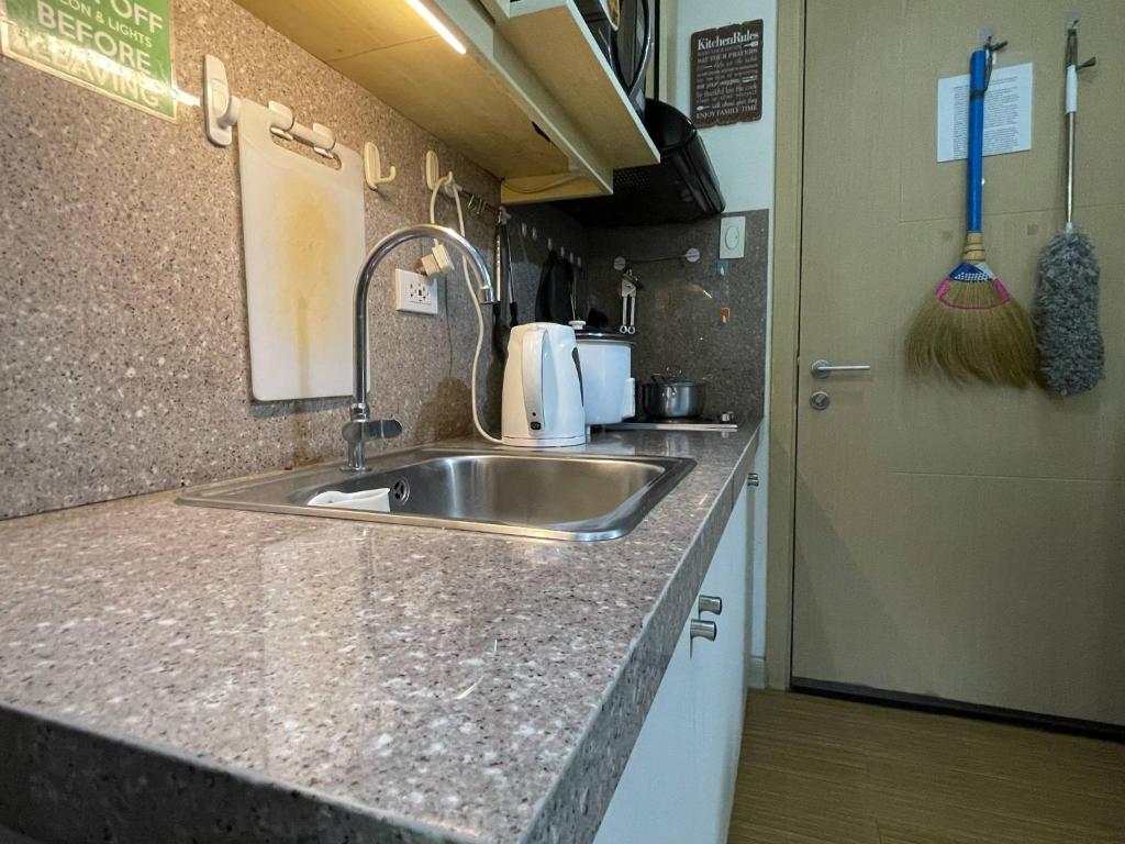 Kuchyň nebo kuchyňský kout v ubytování SMDC GRACE RESIDENCIES