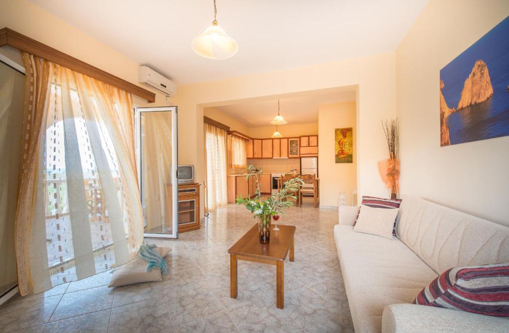 een woonkamer met een bank en een tafel bij Gerovasis Apartments with Sea View in Kerion