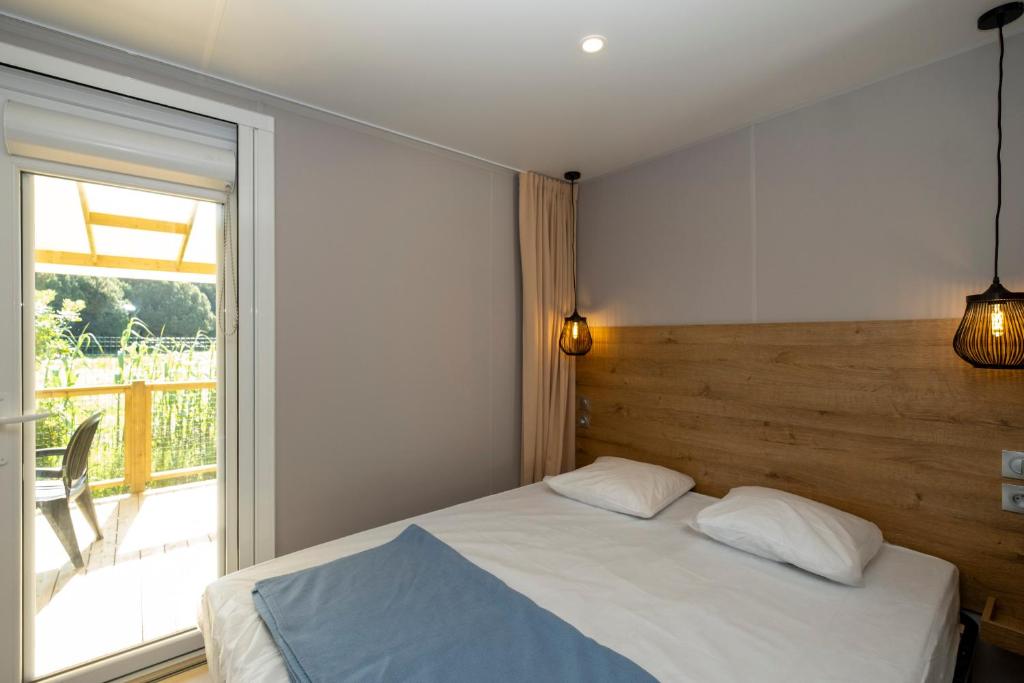 Postel nebo postele na pokoji v ubytování Camping les Dunes