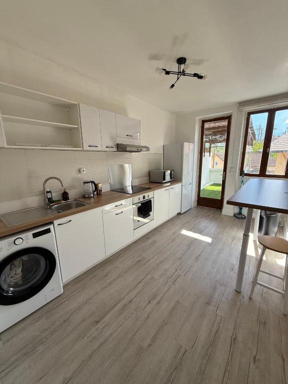 Photo de la galerie de l'établissement Chambres spacieuses proche Genève, à Bellegarde-sur-Valserine