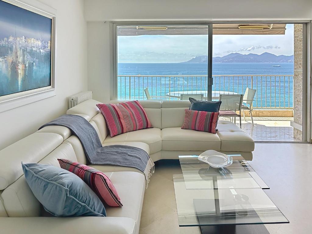 un salon avec un canapé et une table dans l'établissement Beachfront 2-bedroom apartment with balcony, à Cannes