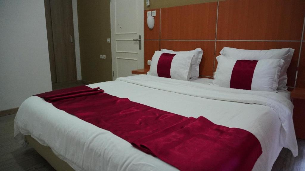 Postel nebo postele na pokoji v ubytování Diyar Villas Puncak K3/9